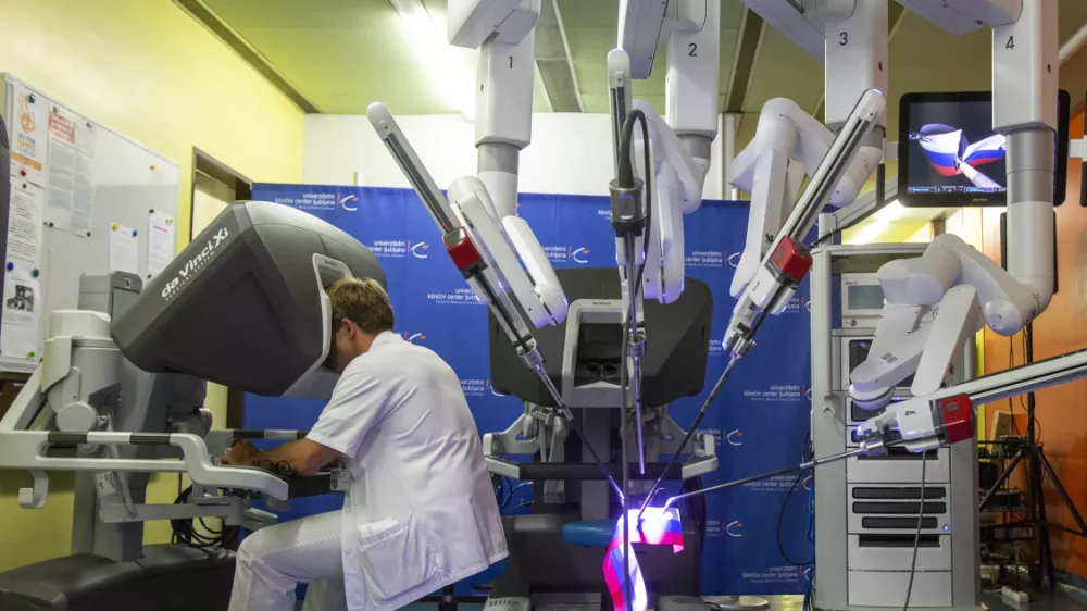 Robotska kirurgija (na fotografiji je oprema v UKC Ljubljana) se bo glede na trenutne napovedi &scaron;irila, podrobnosti prihajajočih nakupov pa &scaron;e niso znane. F Matjaž Ru&scaron;t Q