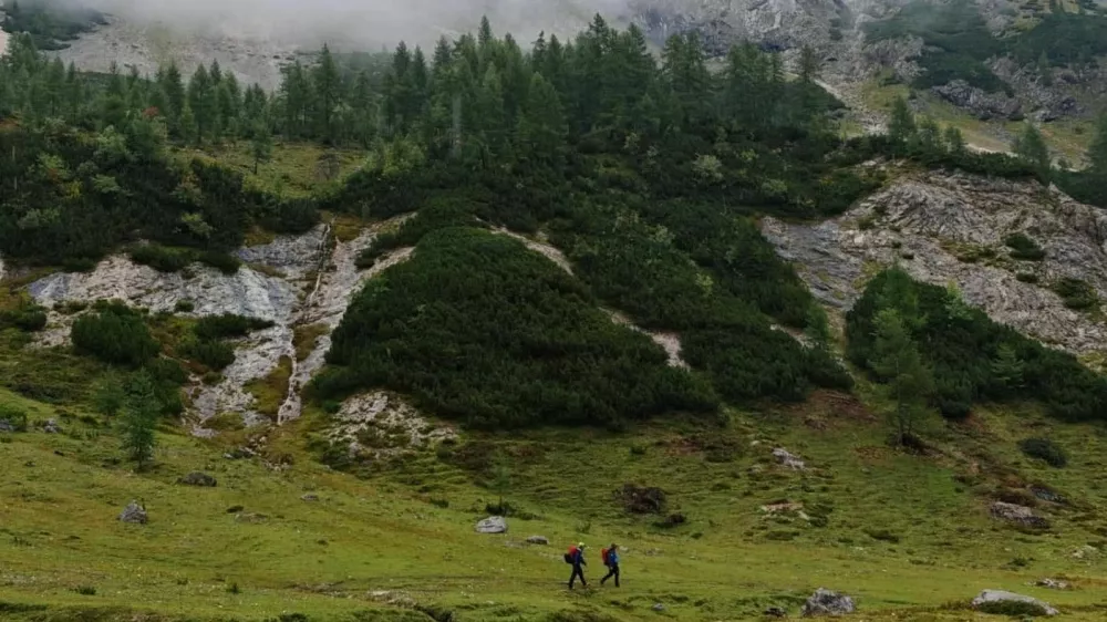 Gorski re&scaron;evalci &scaron;e naprej pregledujejo različne lokacije po Triglavu, ki bi jih pogre&scaron;ana lahko obiskala. 