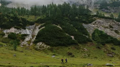 Gorski reševalci še naprej pregledujejo različne lokacije po Triglavu, ki bi jih pogrešana lahko obiskala. 