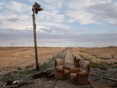 Two armchairs sit at an abandoned railway crossing used as a checkpoint by the Assad regime's Syrian army, east of Homs, Syria, Saturday, April 11, 2026. (AP Photo/Ghaith Alsayed) / Foto: Ghaith Alsayed
