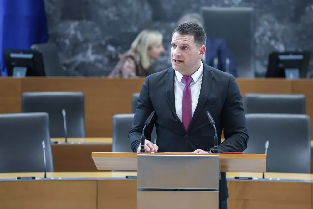 Novi predsednik DZ Zoran Stevanović, Resnica- 10.04.2026 - ustanovna seja novega sklica DZ, ki jo je sklicala predsednica republike Nata&scaron;a Pirc Musar; seja se je začela z imenovanjem predsednika in podpredsednika mandatno-volilne komisije, sledila je prekinitev, pol ure po prekinitvi pa se je začela seja mandatno-volilne komisije DZ za pripravo druge točke dnevnega reda; v nadaljevanju seje DZ so potrjevali mandate poslancem in volili predsednika DZ//FOTO: Jaka Gasar