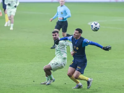 Jurgen Celhaka (levo) - 04.12.2025 - nogomet - 8. finala za pokal Slovenije - Olimpija: Celje//FOTO: Jaka Gasar