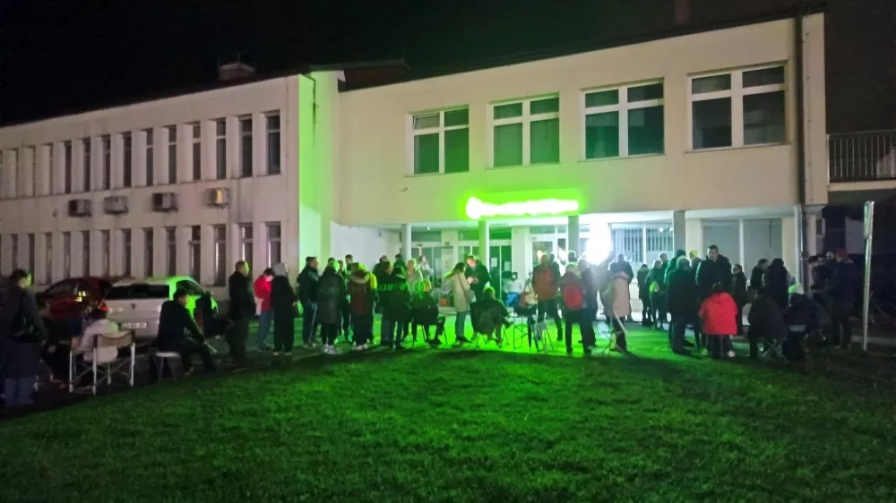 Kolona pred ZD Borovnica. Foto: FB/posnetek zaslona