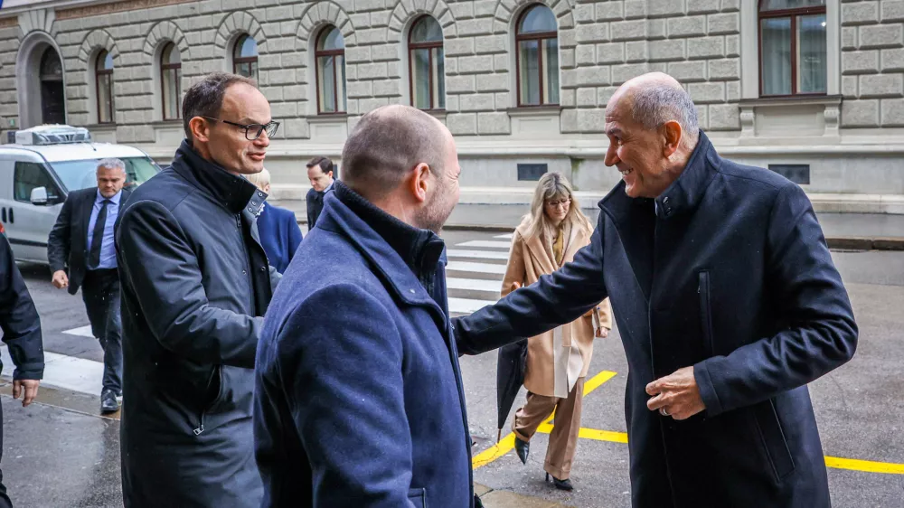 Ljubljana, vlada.Seja sveta za nacionalno varnost, ki jo je sklical predsednik vlade Robert Golob, na njej pa so razpravljali o kriznih razmerah v svetu in energetski varnosti ter tujih vplivih na volitve v Sloveniji.Predsednik Demokratov Anze Logar, predsednik NSi Jernej Vrtovec in predsednik SDS Janez Jansa ob prihodu na sejo.