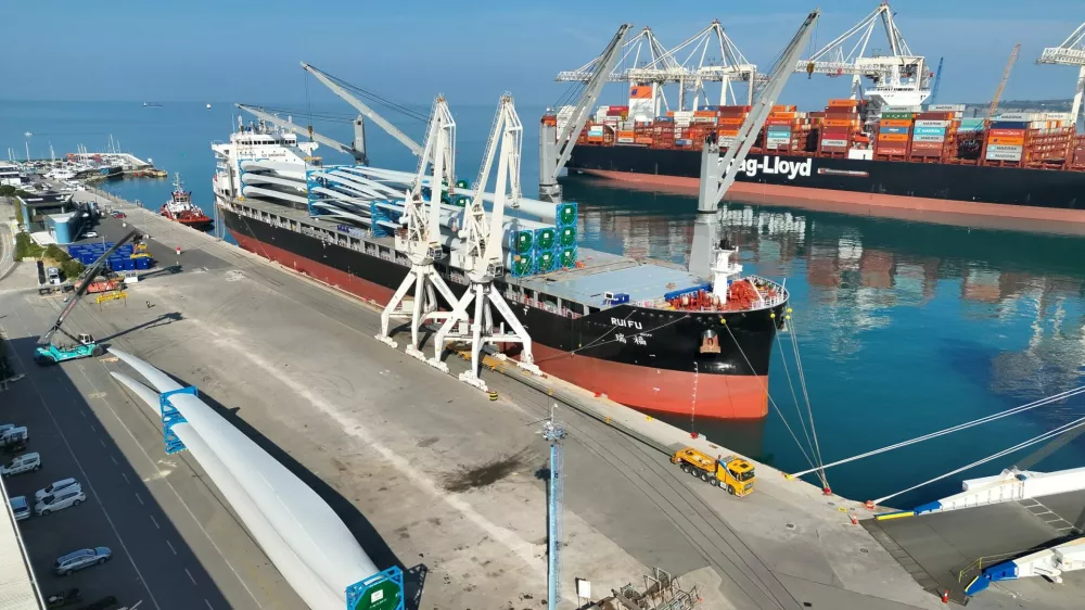 Koper.Elise vetrnih elektrarn v Luki Koper, ki jih bodo zvecer prepeljali v Avstrijo.Projekt Windpark Lavamund nedalec od Kosenjaka bo sestavljalo sedem vetrnih elektrarn skupne nazivne moci 39,9 megavatov.Foto: Luka Koper