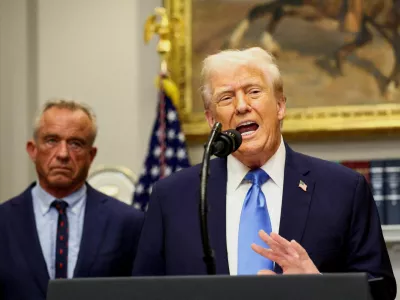 FILE PHOTO: U.S. President Donald Trump, next to U.S. Secretary of Health and Human Services Robert F. Kennedy Jr., makes an announcement linking autism to childhood vaccines and to the use of popular pain medication Tylenol for pregnant women and children, claims which are not backed by decades of science, at the White House, in Washington, D.C., U.S., September 22, 2025. REUTERS/Kevin Lamarque/File Photo