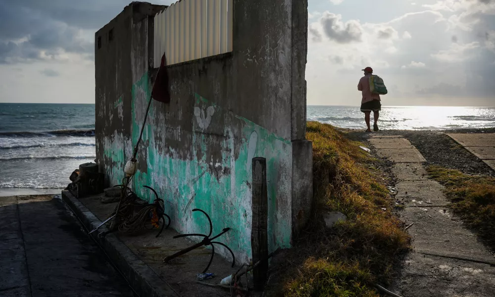 A fisherman stands on the shore after suspending fishing trips because of an oil spill in the Gulf of Mexico that authorities said originated from an unidentified vessel and two natural oil seeps, in Salinas, Mexico, Thursday, March 26, 2026. (AP Photo/Felix Marquez) / Foto: Felix Marquez