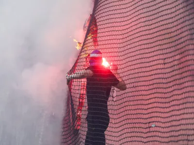 - Navijači Viole, sežiganje &scaron;ala Olimpije,- 08.03.2026. 1. liga Telemach v nogometu. NK Olimpija - NK Maribor, derbi.//FOTO: Bojan Velikonja