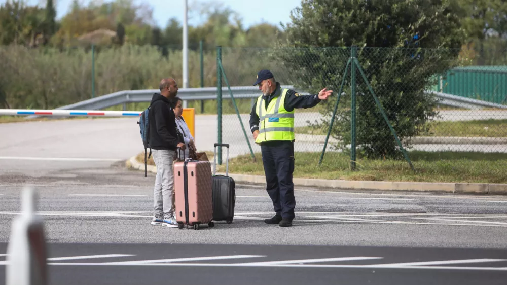 Zavrnjena državljana tretjih držav na mejnem prehodu Dragonja - prost prehod za državljane EU -- policija izvaja nadzor za&nbsp;državljane tretjih držav&nbsp;-&nbsp;- 2110.2023 &ndash; ponovni začasni nadzor na mejnih prehodih -&nbsp;uvedba deset dnevnega nadzora na mejah s Hrva&scaron;ko in Madžarsko -&nbsp;12 kontrolnih točk na hrva&scaron;ki in dve na madžarski meji -&nbsp;//FOTO: Bojan Velikonja