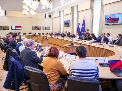 Ljubljana, vlada.Izredna seja Ekonomsko-socialnega sveta (ESS), na kateri so med drugim podali mnenje k predlogu zakona o interventnih ukrepih za razvoj Slovenije, mnenje k predlogu interventnega zakona o dolgotrajni oskrbi in zacasni podpori izvajalcem institucionalnega varstva ter mnenje k predlogu novele zakona o zasebnem varovanju.