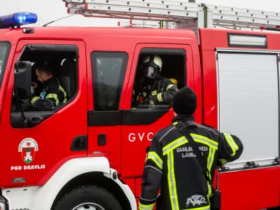 -14.12.2025. - Obsežen požar skladi&scaron;ča in logističnega centra SPAR Slovenija.- gasilci,//FOTO: Bojan Velikonja