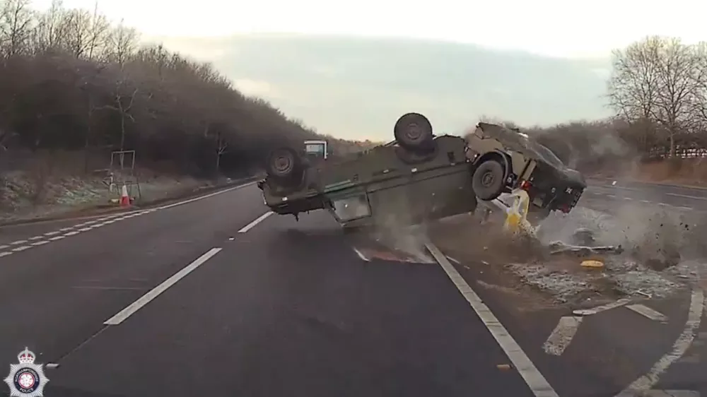 Trenutek, ko se je vozilo prevrnilo. / Foto: X/zajem Zaslona