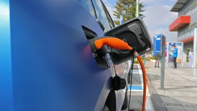 - električna polnilnica za električno vozilo - - polnilna postaja - električna mobilnost -- 12.10.2016 - Aerodrom Ljubljana - Letališče Jožeta Pučnika Brnik - avtomobilsko postajališče za souporabo električnih vozil Avant2Go - car sharing, e-prevoz na klic - //FOTO: Bojan Velikonja