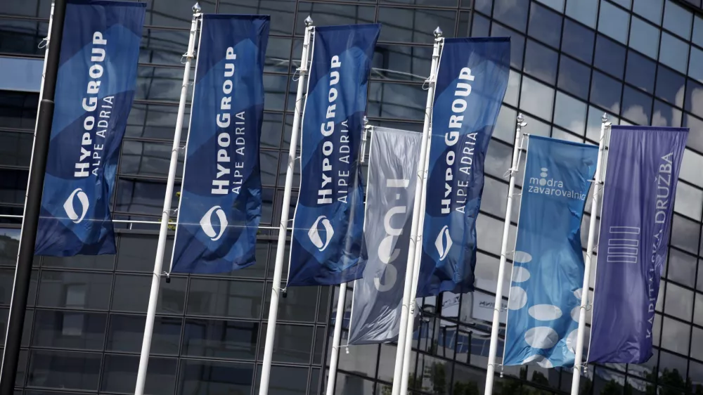 GEN-I, Modra zavarovalnica, Kapitalska družba- - poslovna stavba Hypo Alpe Adria Bank, Stekleni dvor - Dunajska cesta 117, stavba  //FOTO: Luka Cjuha