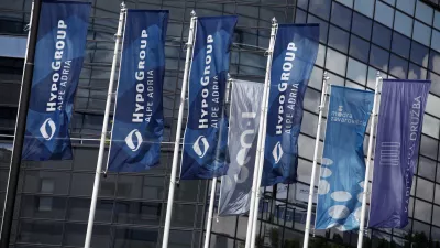 GEN-I, Modra zavarovalnica, Kapitalska družba- - poslovna stavba Hypo Alpe Adria Bank, Stekleni dvor - Dunajska cesta 117, stavba  //FOTO: Luka Cjuha