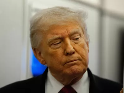 President Donald Trump speaks with reporters while in flight aboard Air Force One, Friday, April 17, 2026, while in route to Joint Base Andrews, Md. (AP Photo/Alex Brandon) / Foto: Alex Brandon
