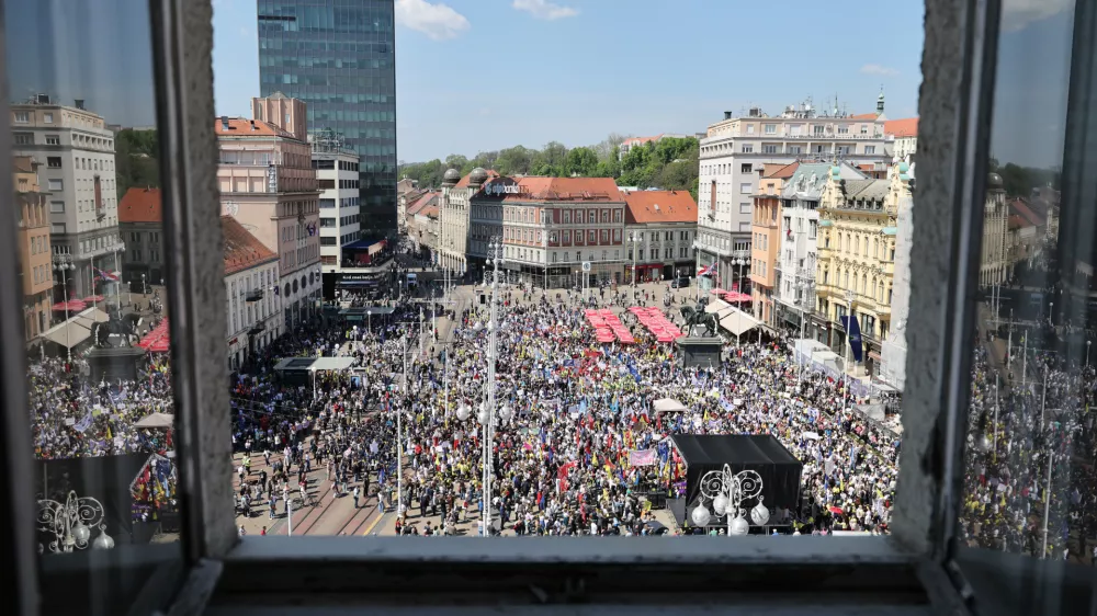 18.4.2026., Zagreb - Pogled na kolonu prosvjednika "Hrvatska zajedno za vece place i mirovine" u organizaciji Saveza samostalnih sindikata Hrvatske (SSSH), Nezavisnog hrvatskog sindikata (NHS) i Matice hrvatskih sindikata (MHS) te Sindikata umirovljenika Hrvatske (SUH). Prosvjedom se poziva gradjane na podrsku u borbi protiv malih placa i mirovina, visokih zivotnih troskova, korupcije i sive ekonomije. Photo: Emica Elvedji/PIXSELL