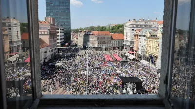 18.4.2026., Zagreb - Pogled na kolonu prosvjednika "Hrvatska zajedno za vece place i mirovine" u organizaciji Saveza samostalnih sindikata Hrvatske (SSSH), Nezavisnog hrvatskog sindikata (NHS) i Matice hrvatskih sindikata (MHS) te Sindikata umirovljenika Hrvatske (SUH). Prosvjedom se poziva gradjane na podrsku u borbi protiv malih placa i mirovina, visokih zivotnih troskova, korupcije i sive ekonomije. Photo: Emica Elvedji/PIXSELL