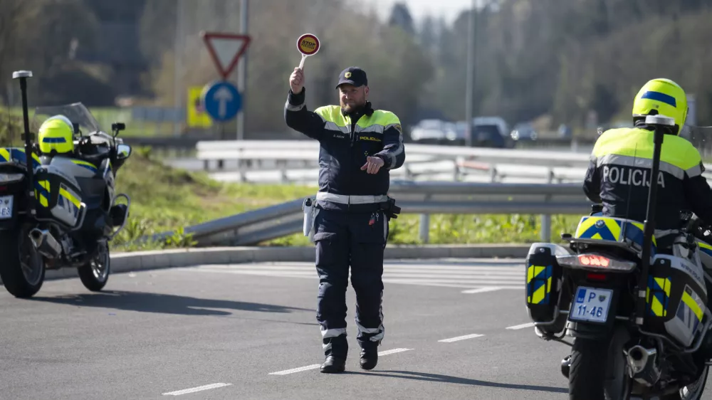 prometni nadzorpolicija - simbolična fotografijaprometna policijavarnost v prometupolicija na motorjihmotoristična policijaprehitri voznikiavtocestna policija08.04.2025 Policijski nadzor, počivali&scaron;če PovodjeFOTO: Nik Erik Neubauer