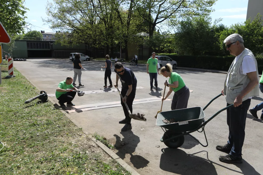 18.4..2026 - akcija v &scaron;tepanjcu - &scaron;tepanjsko naselje - parkirna problematika - parking - parkirna mesta - barvanje parkirnih mest - samoinicijativaFoto: Luka Cjuha
