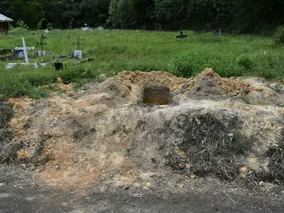 Odprti grobovi, kjer so na&scaron;li ostanke. / Foto: Profimedia