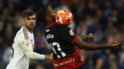 Soccer Football - LaLiga - Real Madrid v RCD Mallorca - Santiago Bernabeu, Madrid, Spain - May 14, 2025 RCD Mallorca's Cyle Larin in action with Real Madrid's Raul Asencio REUTERS/Susana Vera