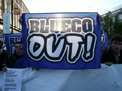Soccer Football - Premier League - Chelsea v Manchester United - Stamford Bridge, London, Britain - April 18, 2026 RC Strasbourg and Chelsea fans hold a joint Blueco Out protest against their owners outside the stadium before the match REUTERS/David Klein EDITORIAL USE ONLY. NO USE WITH UNAUTHORIZED AUDIO, VIDEO, DATA, FIXTURE LISTS, CLUB/LEAGUE LOGOS OR 'LIVE' SERVICES. ONLINE IN-MATCH USE LIMITED TO 120 IMAGES, NO VIDEO EMULATION. NO USE IN BETTING, GAMES OR SINGLE CLUB/LEAGUE/PLAYER PUBLICATIONS. PLEASE CONTACT YOUR ACCOUNT REPRESENTATIVE FOR FURTHER DETAILS..