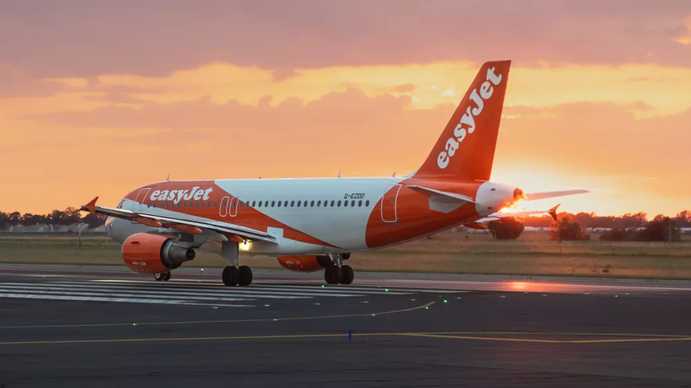 Letalo airbus na vzletni stezi. Slika je simbolična. / Foto: Istock