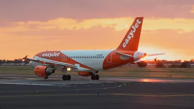 Letalo airbus na vzletni stezi. Slika je simbolična. / Foto: Istock