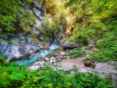 Soteski Veliki in Mali Predaselj predstavljata najožji del struge Kamni&scaron;ke Bistrice, nahajata pa se slab kilometer pred Domom v Kamni&scaron;ki Bistrici. F visitkamnik