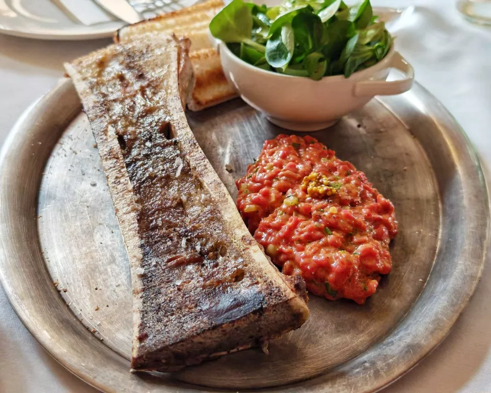 Kost s pečenim kostnim mozgom in tatarski biftek, Restavracija Union Bled