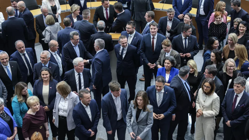 - 10.04.2026 - ustanovna seja novega sklica DZ, ki jo je sklicala predsednica republike Nata&scaron;a Pirc Musar; seja se je začela z imenovanjem predsednika in podpredsednika mandatno-volilne komisije, sledila je prekinitev, pol ure po prekinitvi pa se je začela seja mandatno-volilne komisije DZ za pripravo druge točke dnevnega reda; v nadaljevanju seje DZ so potrjevali mandate poslancem in volili predsednika DZ//FOTO: Jaka Gasar