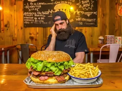 Britanski youtuber Adam Moran je postal &scaron;ele drugi, ki je uspel v celoti pojesti OMG burger.