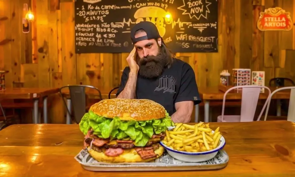 Britanski youtuber Adam Moran je postal &scaron;ele drugi, ki je uspel v celoti pojesti OMG burger.