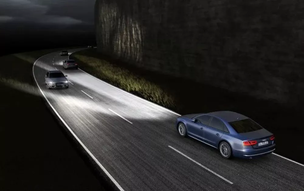 Klasični žaromet oddaja enoten snop, matrični, kot je razvidno na fotografiji, pa je razdeljen na več deset posameznih segmentov, ki jih sistem nadzira neprekinjeno in v realnem času. Foto: YouTube