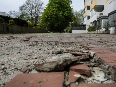 Nevarna ljubljanska plo&scaron;čad, ki je občina ne bo obnovila