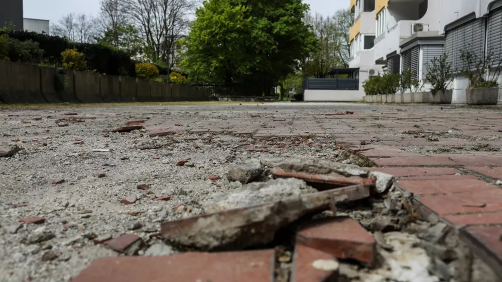 Nevarna ljubljanska plo&scaron;čad, ki je občina ne bo obnovila