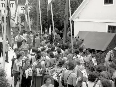Leta 1957 je nastala ideja o fizičnem spominu na okupirano mesto oziroma upor v njem in izborjeno svobodo, ko so na trasi nekdanje bodeče žice organizirali partizanski pohod. F Cijan &Scaron;toka, hrani MNSZS