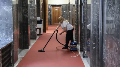 - čiščenje, sesanje, čistilka, parlament- 10.04.2026 - ustanovna seja novega sklica DZ, ki jo je sklicala predsednica republike Nataša Pirc Musar; seja se je začela z imenovanjem predsednika in podpredsednika mandatno-volilne komisije, sledila je prekinitev, pol ure po prekinitvi pa se je začela seja mandatno-volilne komisije DZ za pripravo druge točke dnevnega reda; v nadaljevanju seje DZ so potrjevali mandate poslancem in volili predsednika DZ//FOTO: Jaka Gasar