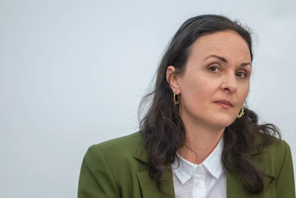 Ljubljana, avditorij Moderne galerije.Novinarska konferenca pred odprtjem paviljona Slovenije na 61. umetnostni razstavi La Biennale di Venezia.Umetnica Nonument Group Neja Tomsic.