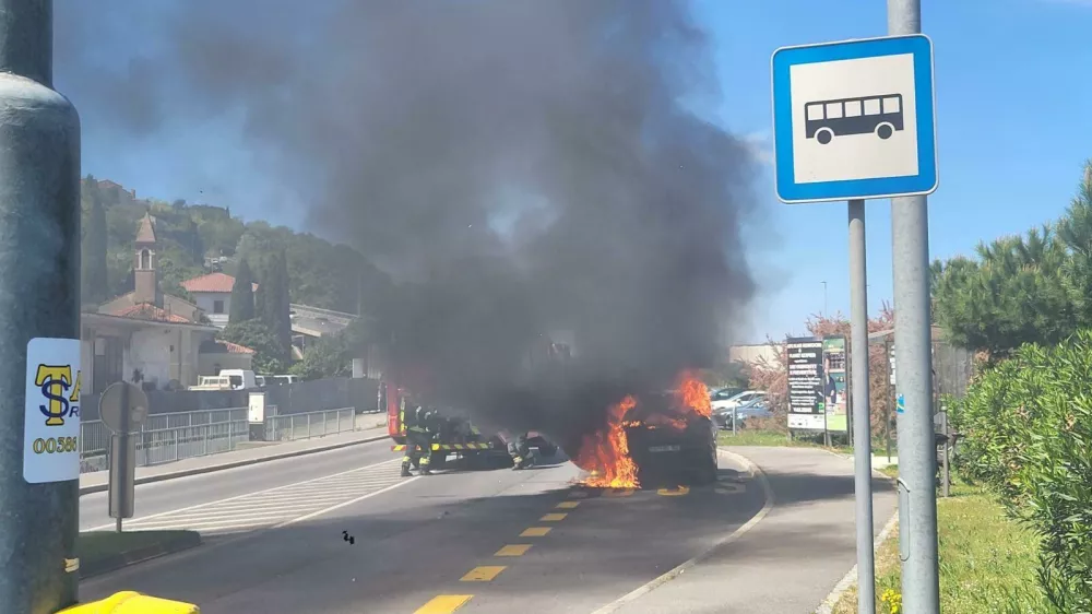 V sredi&scaron;ču Kopra zgorel avtomobil, požar. Koper. Foto: Katja Gle&scaron;čič