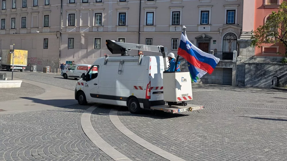 Vozilo Javne razsvetljave na poti do naslednjega droga. / Foto: Daf