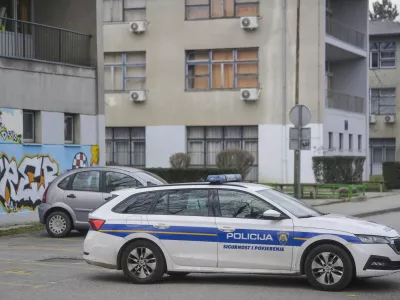 Policija pred Elektrotehni&scaron;ko in Strojno &scaron;olo Frana Bo&scaron;njakovića v Konaovski ulici. Foto: Pixsell