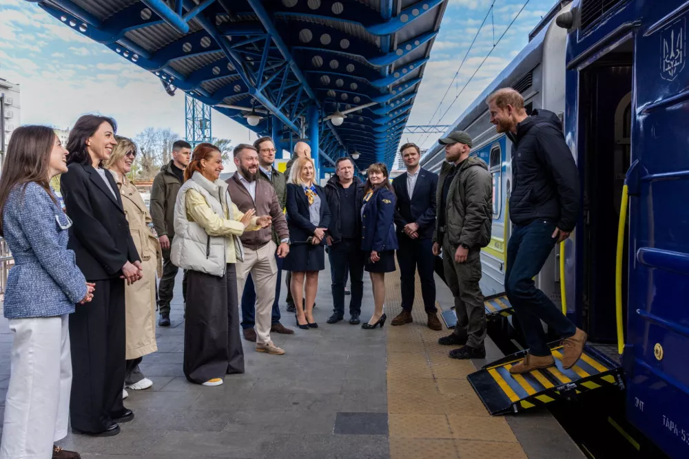 Britain's Prince Harry steps off a train as he arrives, amid Russia's attack on Ukraine, at the railway station in Kyiv, Ukraine, April 23, 2026. Press service of the Ministry of Veterans Affairs of Ukraine/Handout via REUTERS  THIS IMAGE HAS BEEN SUPPLIED BY A THIRD PARTY. NO RESALES. NO ARCHIVES