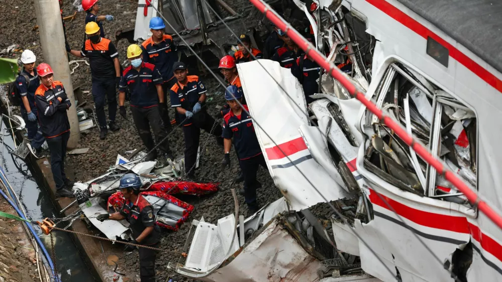 Technicians work at site after a deadly collision between a commuter line train and a long-distance train, in Bekasi, on the outskirts of Jakarta, Indonesia, April 28, 2026. REUTERS/Willy Kurniawan