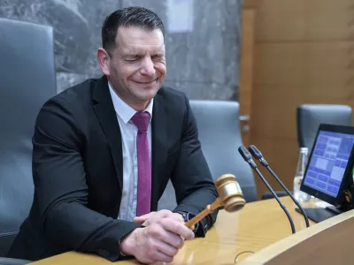 Novi predsednik DZ Zoran Stevanović, Resnica- 10.04.2026 - ustanovna seja novega sklica DZ, ki jo je sklicala predsednica republike Nata&scaron;a Pirc Musar; seja se je začela z imenovanjem predsednika in podpredsednika mandatno-volilne komisije, sledila je prekinitev, pol ure po prekinitvi pa se je začela seja mandatno-volilne komisije DZ za pripravo druge točke dnevnega reda; v nadaljevanju seje DZ so potrjevali mandate poslancem in volili predsednika DZ//FOTO: Jaka Gasar