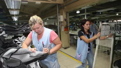 - Prevent Global, proizvodnja sedeženih prevlek, Slovenj Gradec, - zaposleni so prekinili delo in zahtevali informacije o dogajanju v podjetju, - po besedah predsednika podjetni&scaron;kega sindikata Vlada Zormana so delavci dobili zagotovilo, da bodo dobili plačo za oktober in po pogovoru s predsednikom uprave Ivanom Majcnom so delavke nadaljevale z delom///FOTO: Janko Rath/VečerOPOMBA: ZA OBJAVO V ČASOPISU DNEVNIK