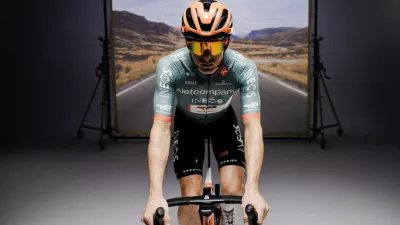 Nova opreme najbolj&scaron;e britanske kolesarske ekipe, ki se bo po novem imenovala Netcompany Ineos.