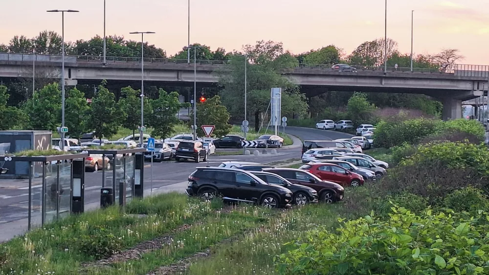 27.04.2026. Prezasedeno parkiri&scaron;če P+R Dolgi most. Kazniza nepravilnoparkiranje Bojan Velikonja