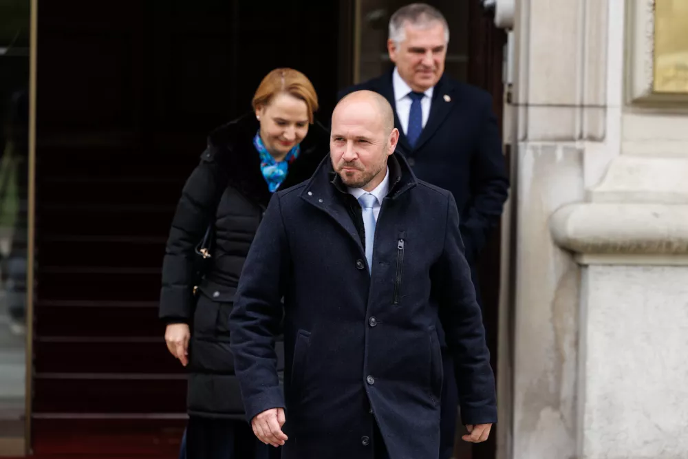 Ljubljana, predsedniska palaca.Neformalni pogovori predsednice republike Natase Pirc Musar s predsednico in predsedniki strank, ki so se po neuradnih izidih parlamentarnih volitev uvrstile v DZ.Predsednik NSi Jernej Vrtovec, predsednica SLS Tina Bregant in predsednik Fokusa Marko Lotric ob odhodu. / Foto: Nebojsa Tejic/sta